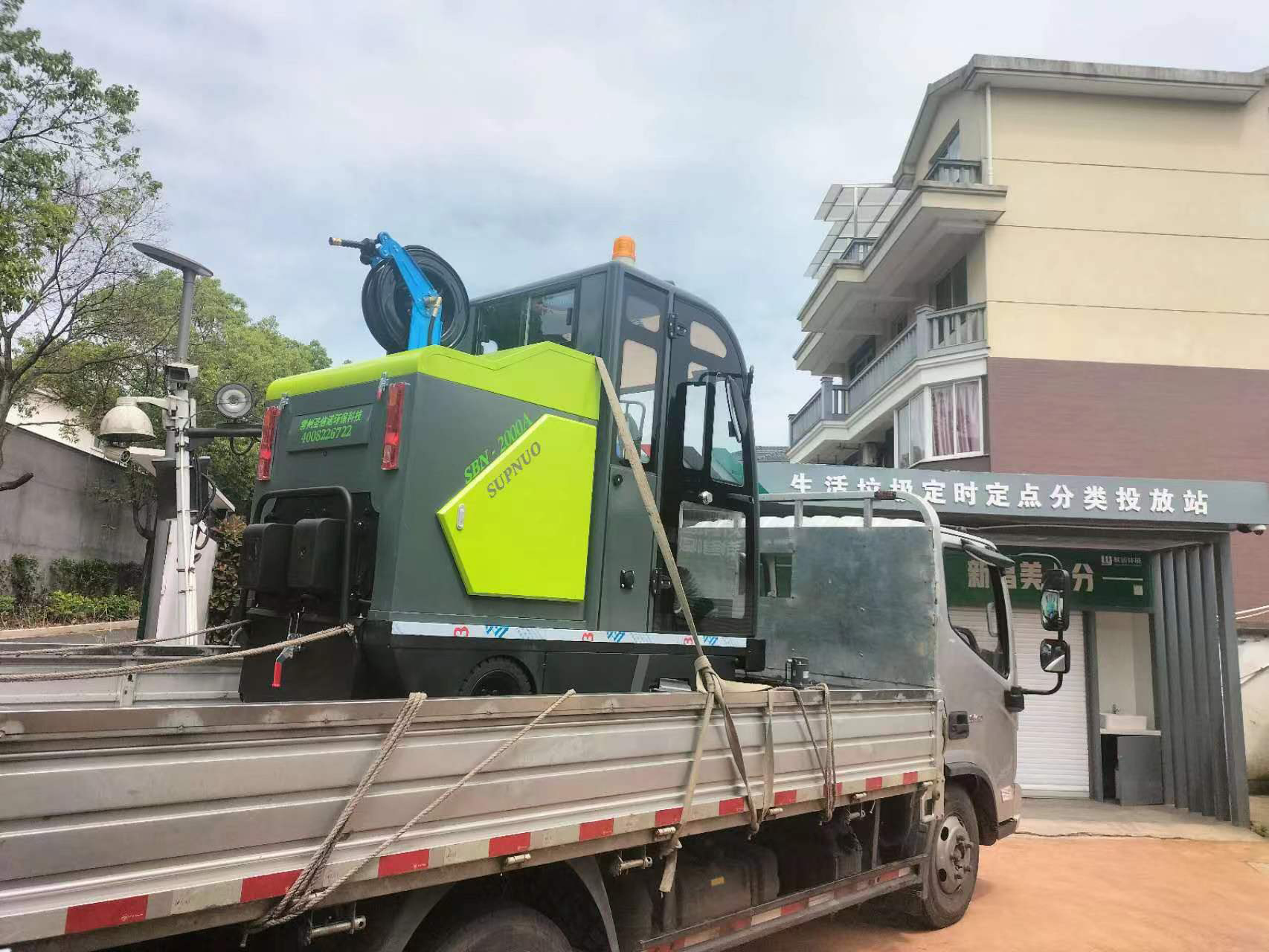 学校用驾驶式工业扫地车