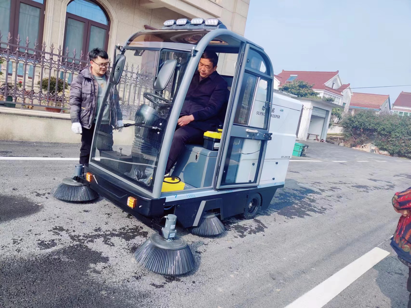 小型扫路车成为街道清洁实用工具