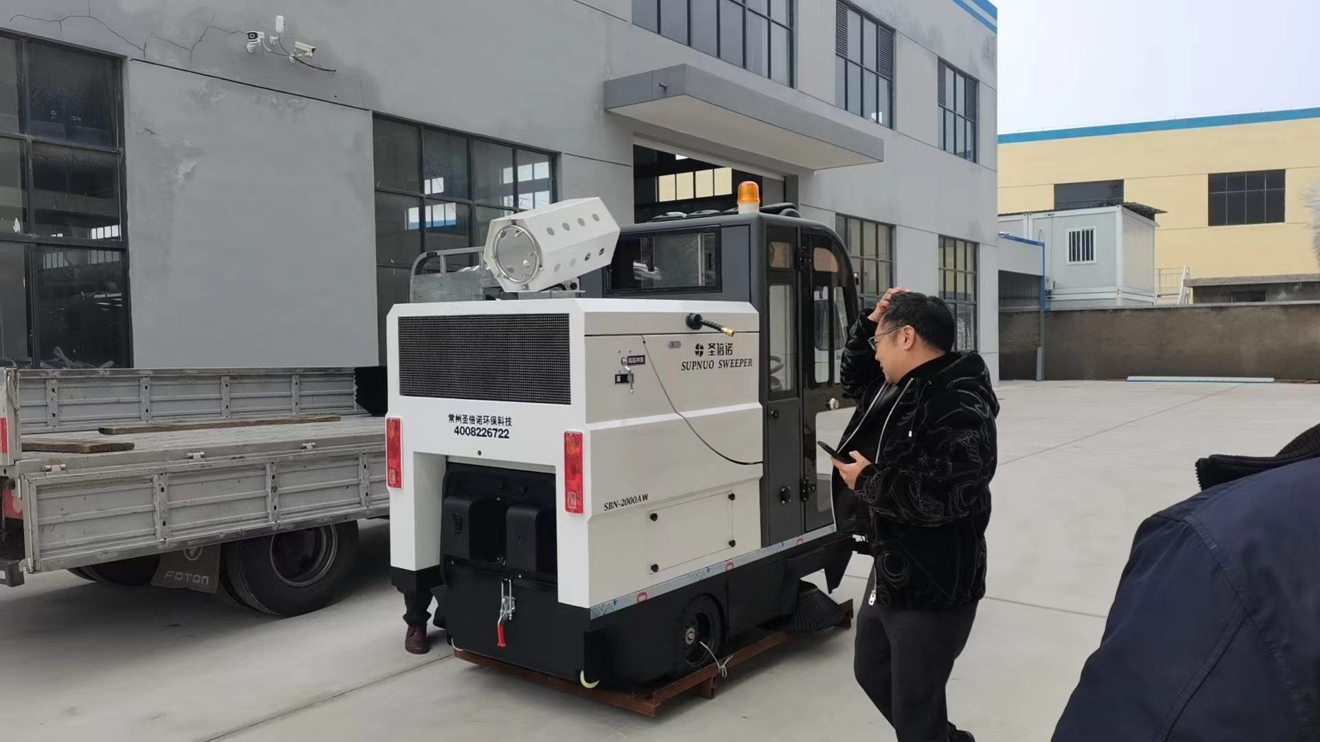 三轮驾驶式扫地机：园区大面积清扫的降本提效利器