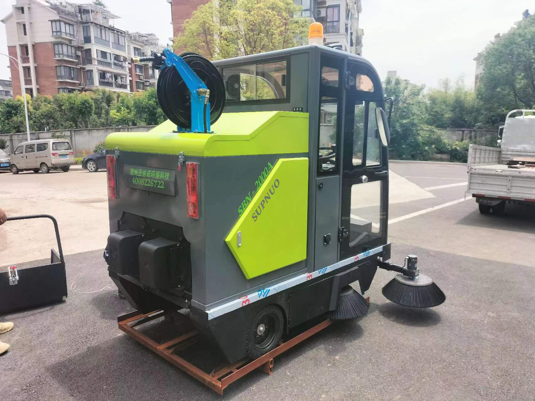 高效清洁的革命：驾驶式清扫车为城市卫生保驾护航