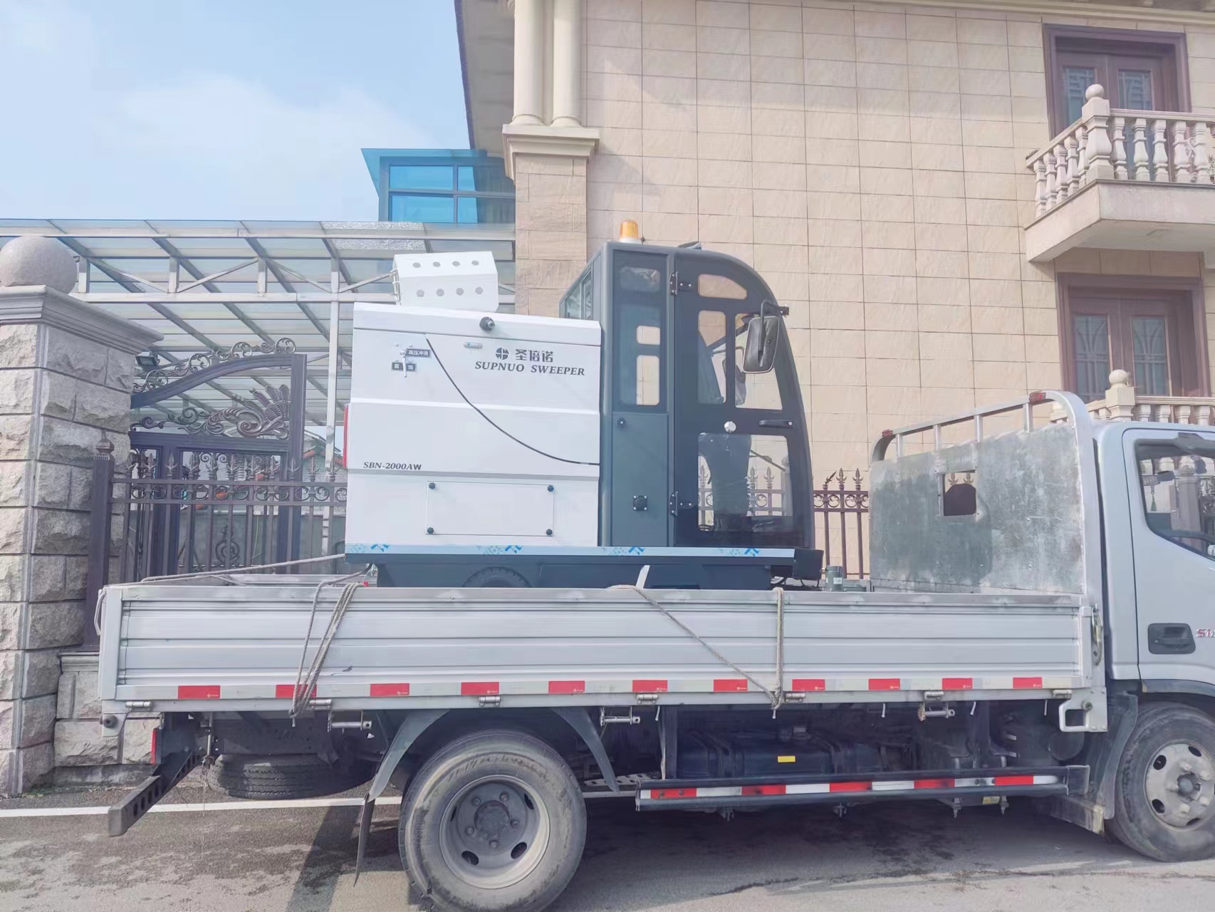 工业扫地车：提升企业清洁效率的革命性工具