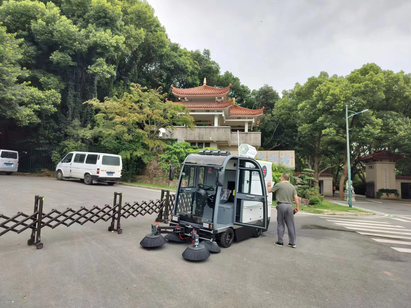随着科技的发展，清扫车在性能和效率上不断创新