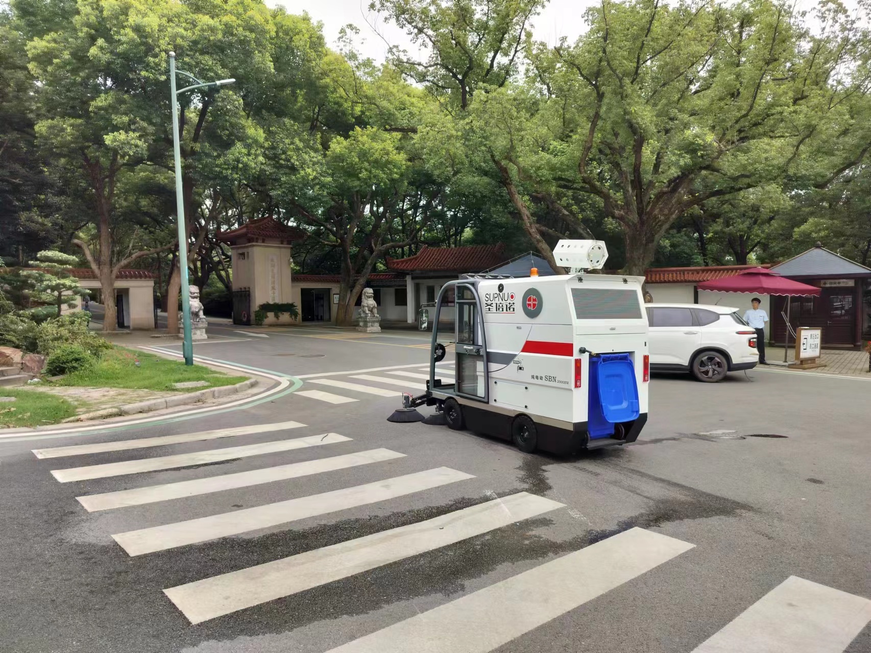 路面清扫车：城市清洁的得力助手