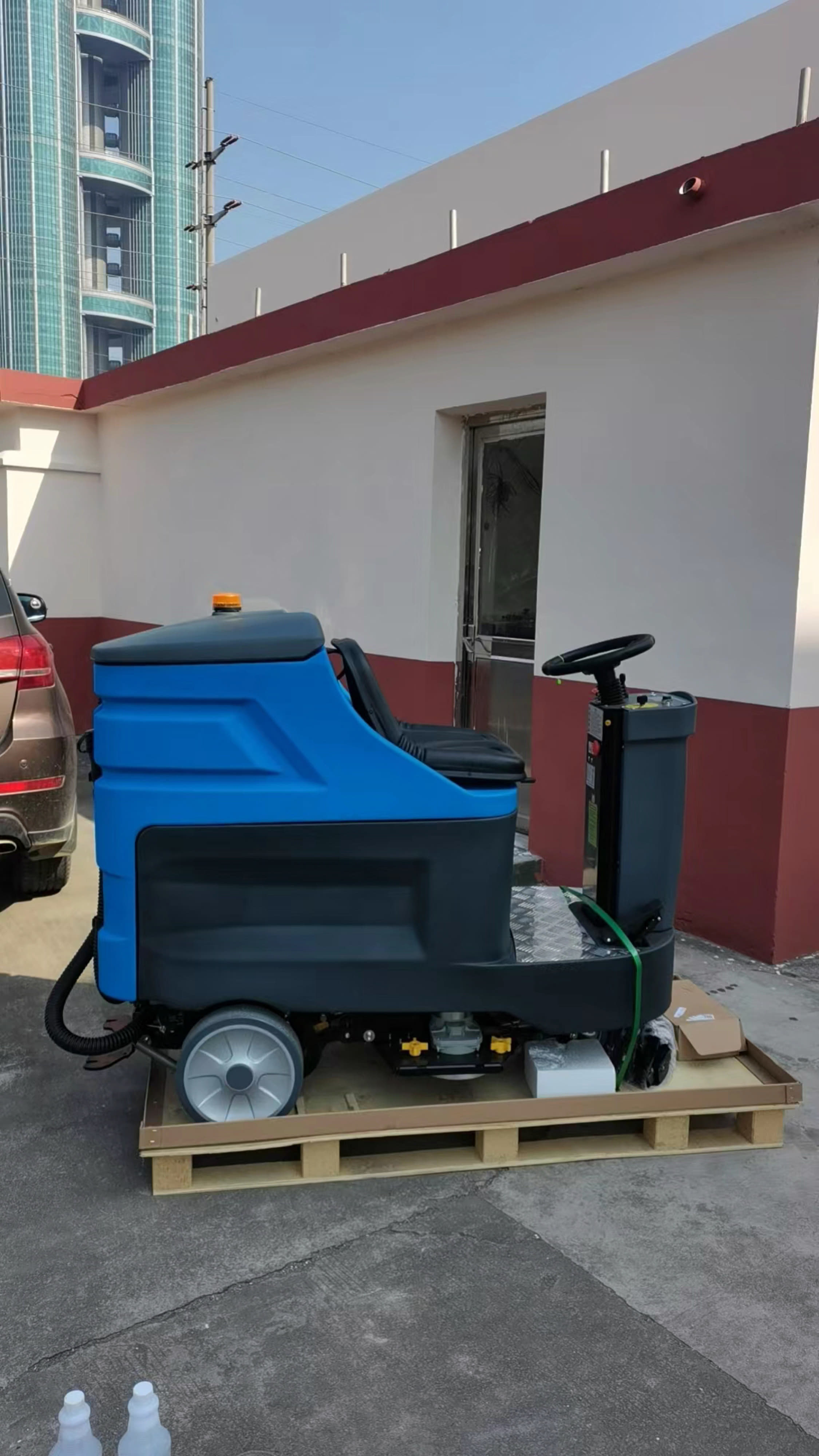 无论是手推式还是驾驶式洗地机，都在推动商业清洁行业的发展