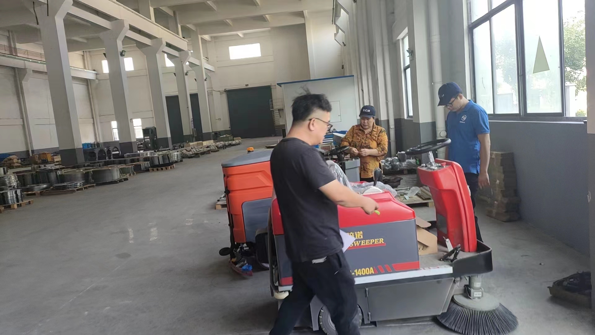 在当今快节奏的商业环境中商业驾驶式洗地机作为一种高效的清洁工具，正在被广泛应用