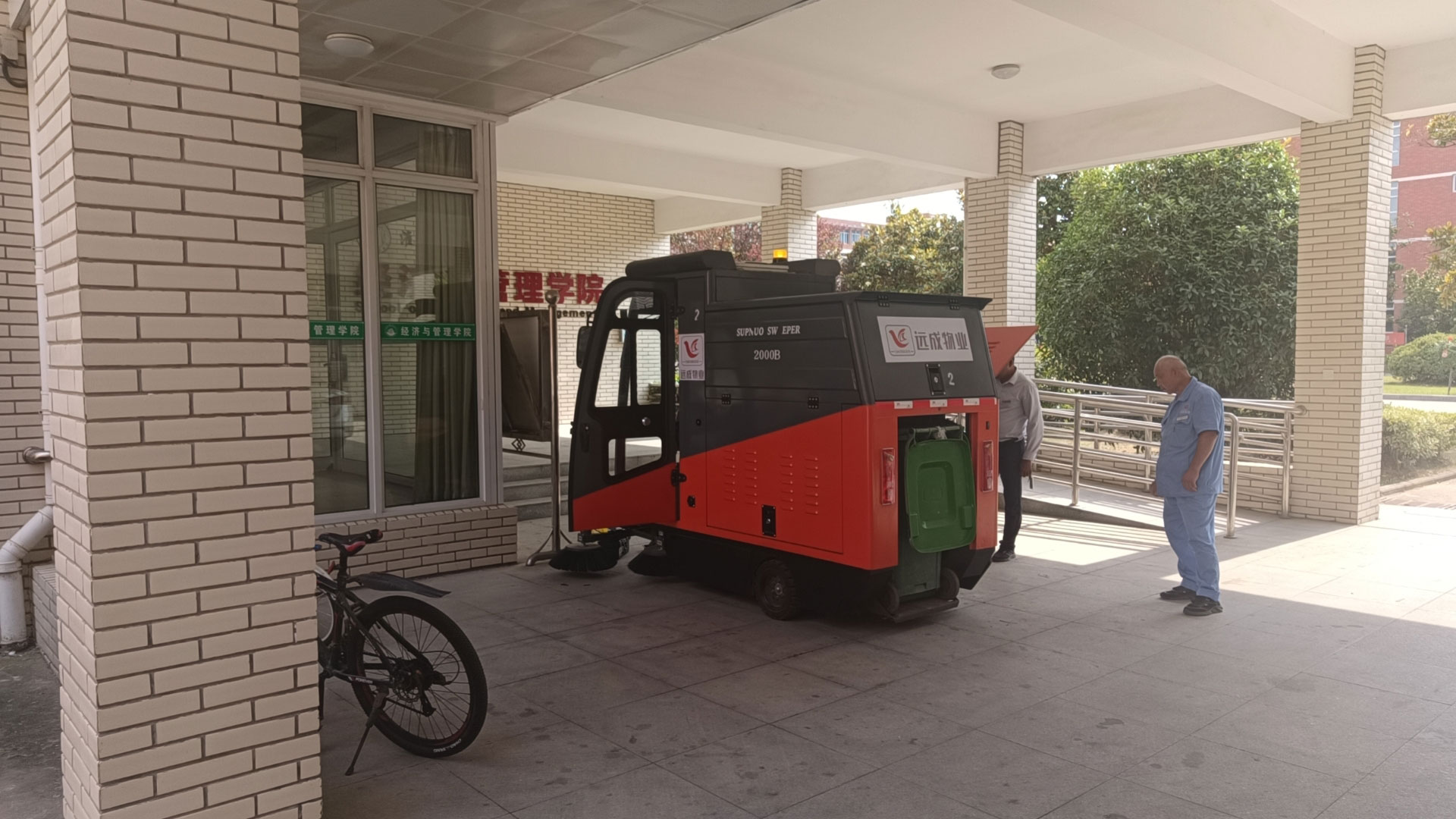 现代化商业场所必备：高效的驾驶式扫地车