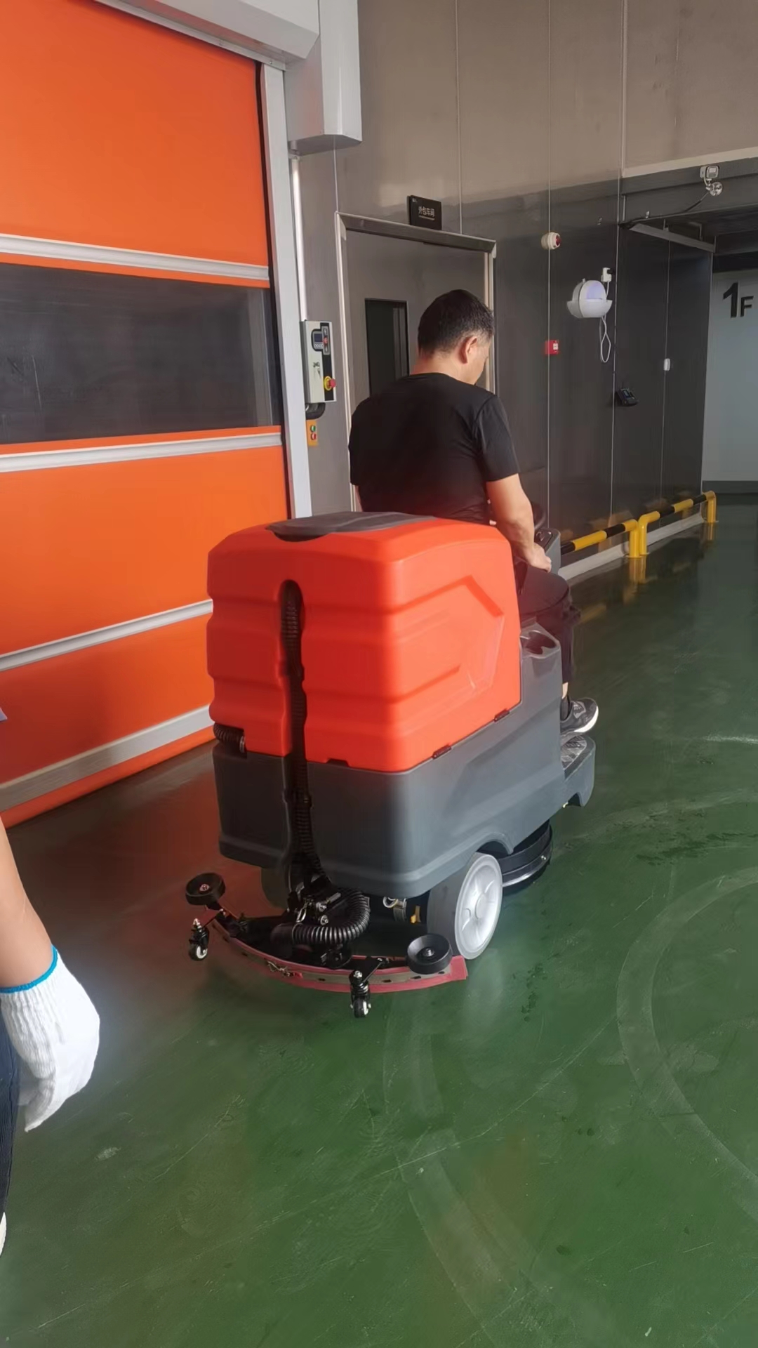 驾驶式洗地机的保护作用