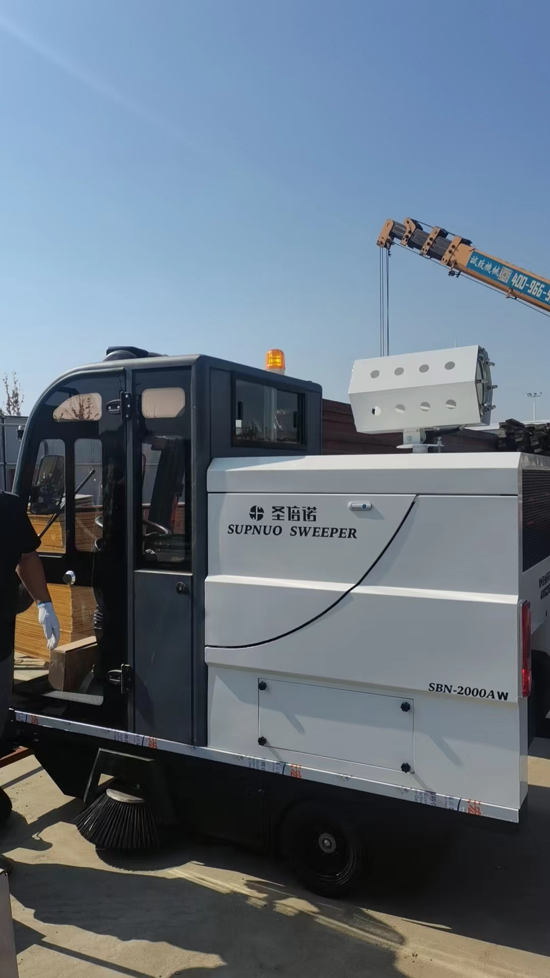 道路清扫车在工厂环境中发挥着重要作用，为工厂的运营和管理带来了多方面的积极影响