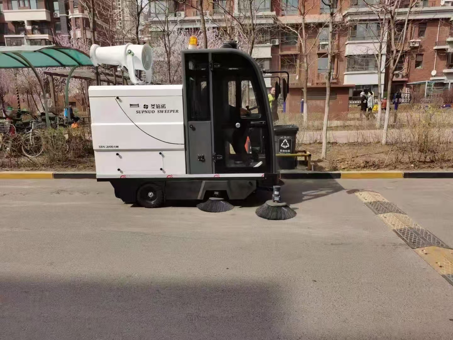 小型驾驶清扫机