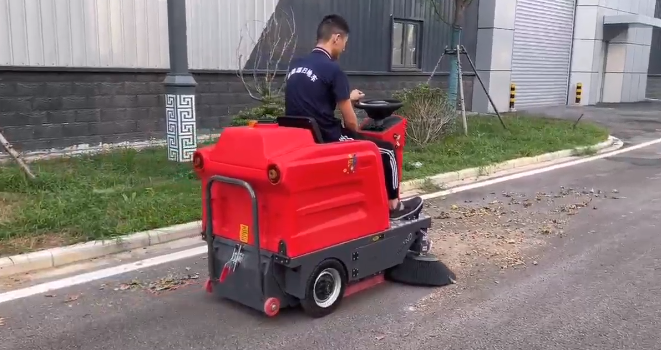 中小型仓库而言，引入驾驶式清扫机是提升物流形象与作业安全的聪明之举。